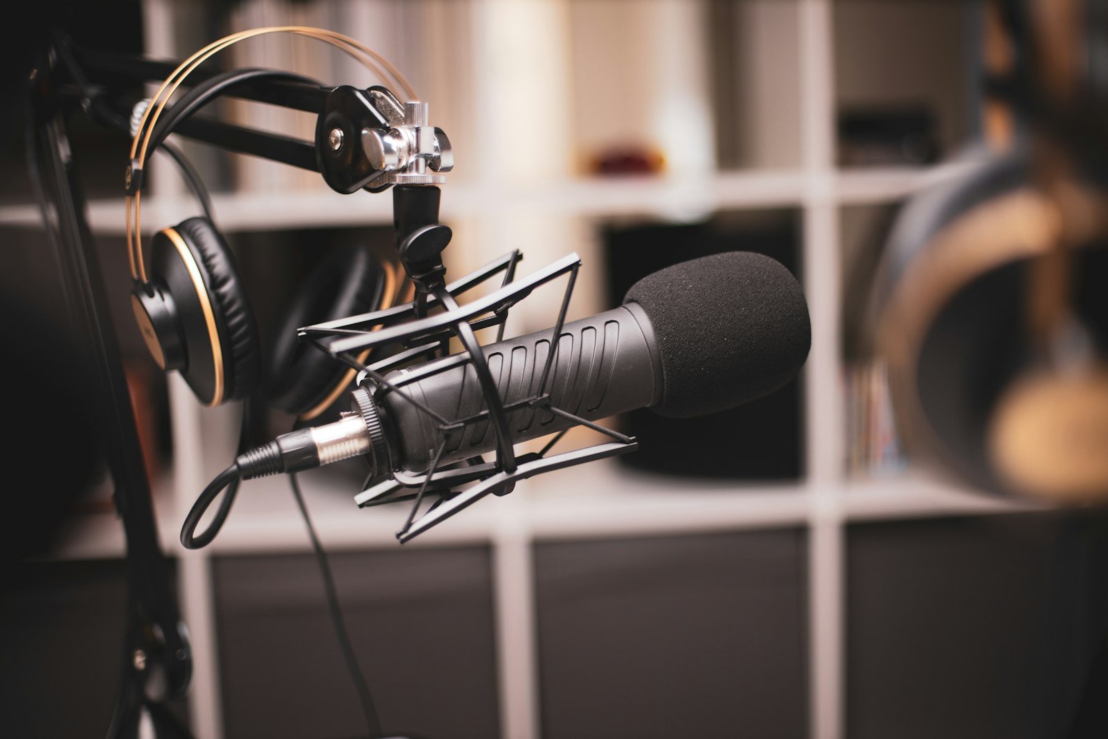 Podcast-Studio mit Mikrofon und Kopfhörern