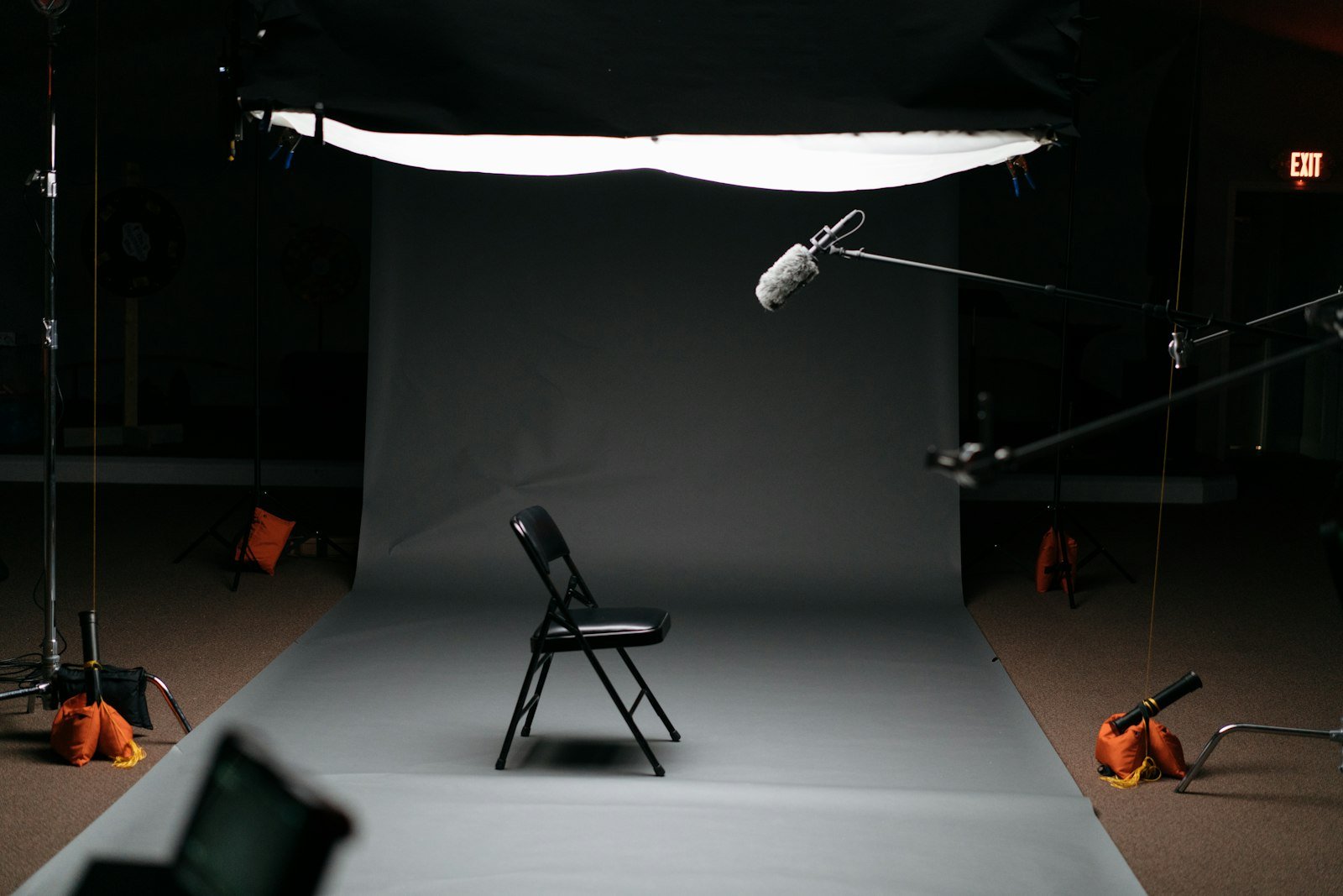 Kleines Videoset mit Stuhl, Licht und Richtmikrofon
