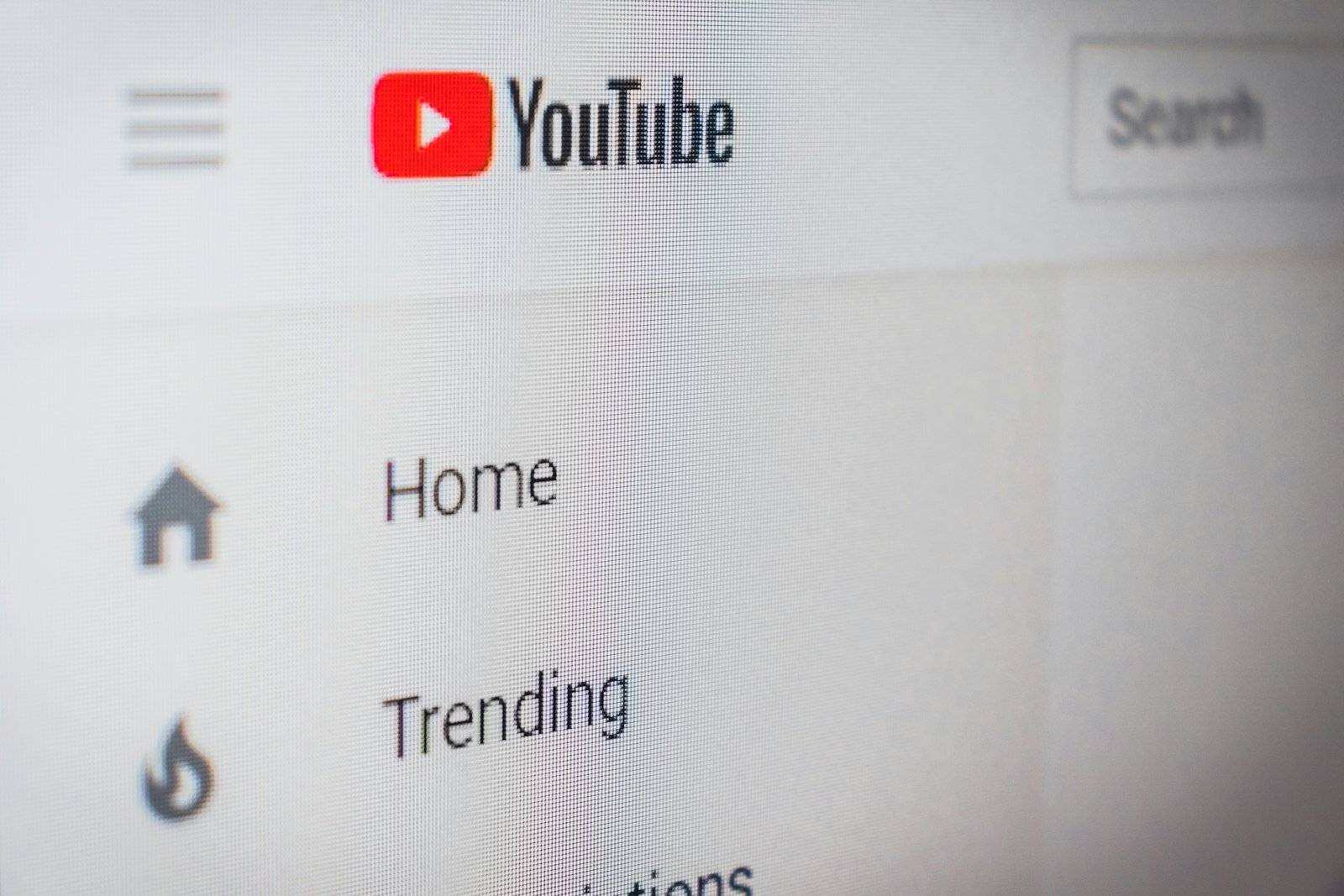 YouTube-Oberfläche in Nahaufnahme auf einem Bildschirm